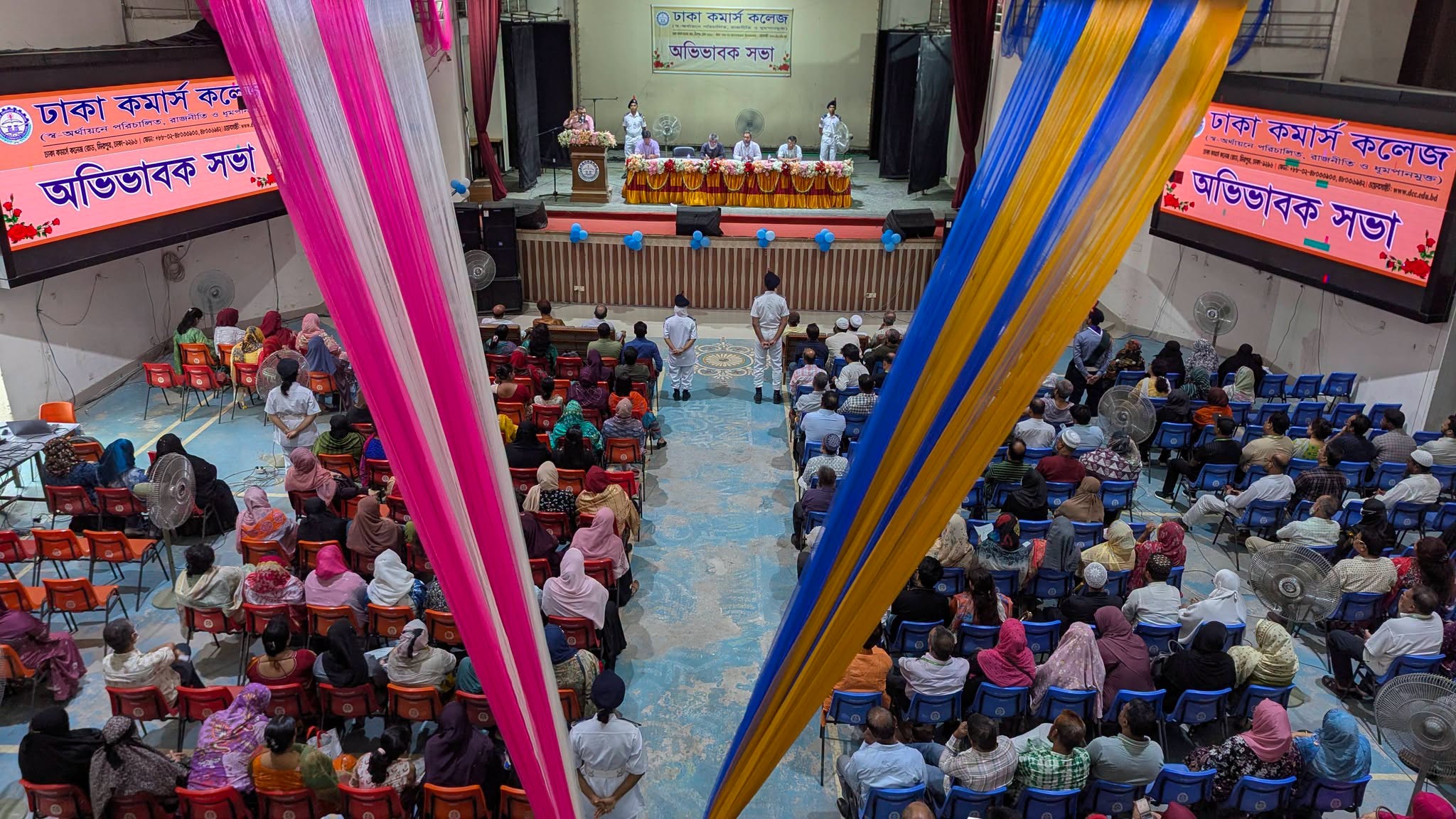 ১ আগস্ট ২০২৬ তারিখে একাদশ শ্রেণির শিক্ষার্থীদের দ্বিতীয় পর্ব (বার্ষিক) পরীক্ষার ফল প্রদান উপলক্ষ্যে ঢাকা কমার্স কলেজ অডিটোরিয়ামে অভিভাবক সভা অনুষ্ঠিত হয়েছে