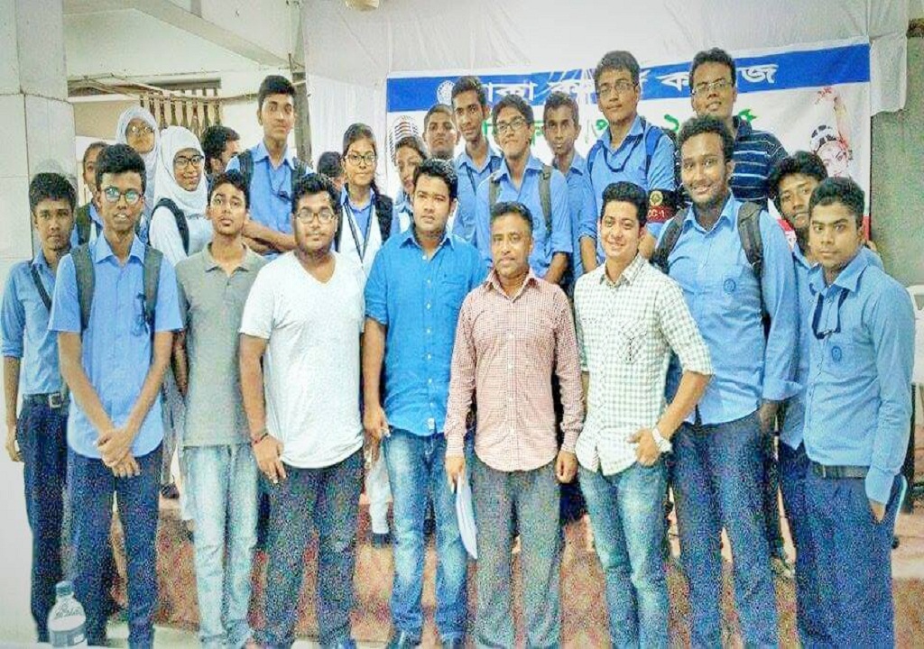 Current and ex-member&rsquo;s with moderator after the final of Inter Debate competition