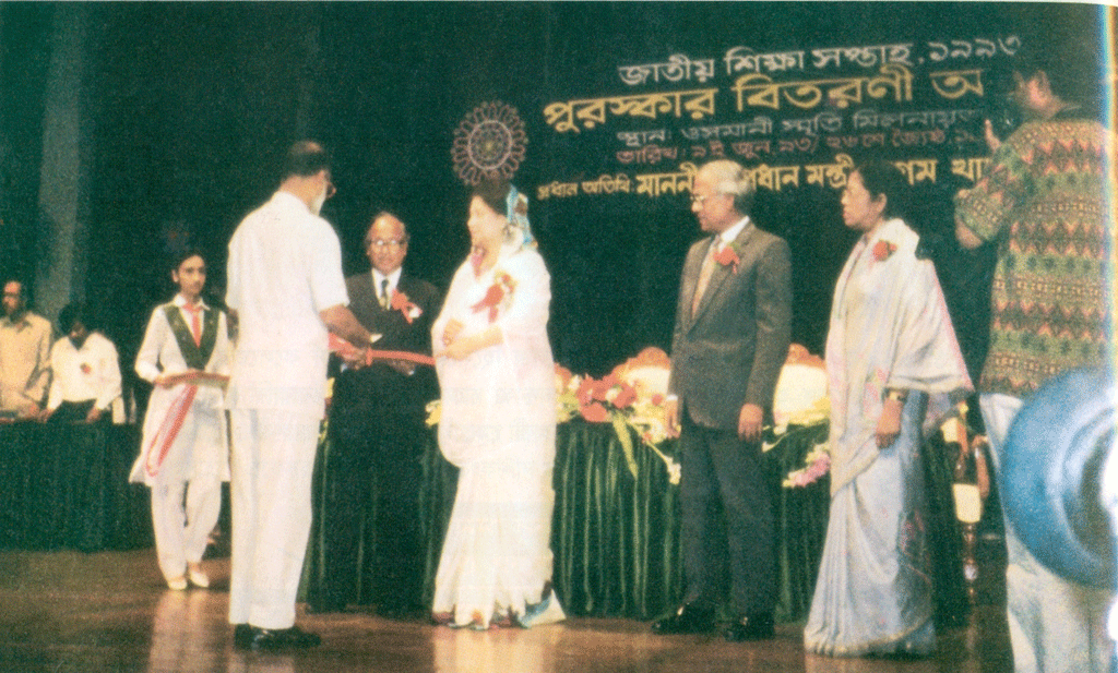 Best College 1993 Principal Prof Kazi Faruky receiving&nbsp; Award from Prime Minister Begum &nbsp;Khaleda Zia