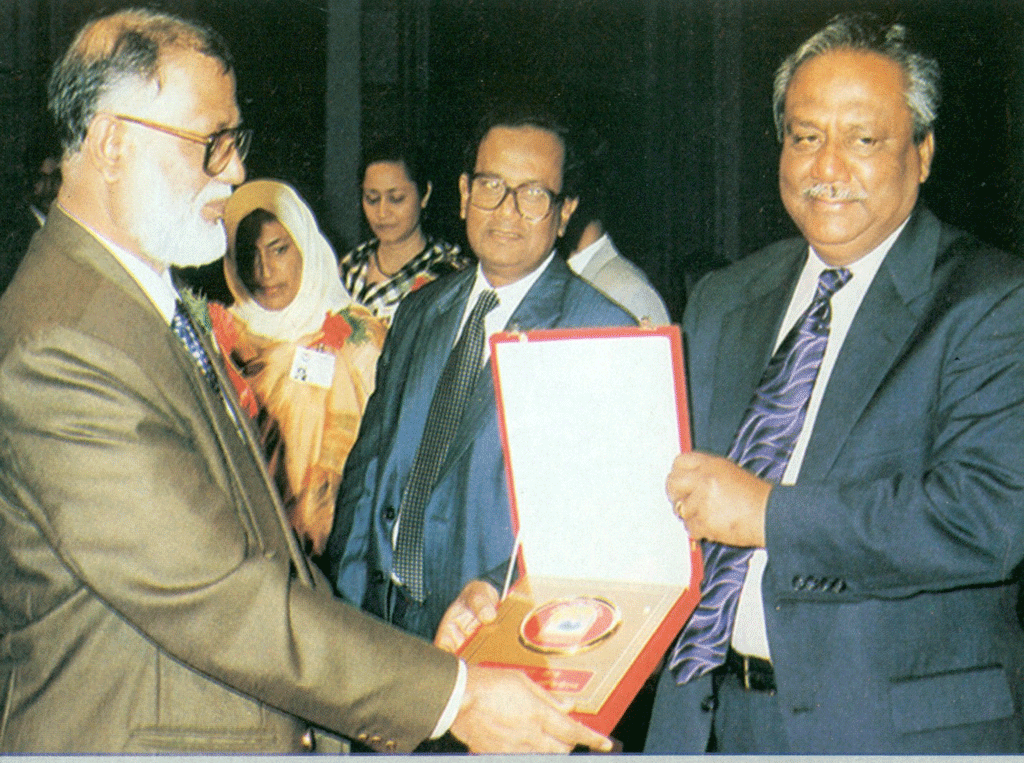 &nbsp;Best College 2002 Principal Prof Kazi Faruky receiving&nbsp; Award from Education Minister Dr Osman Faruk