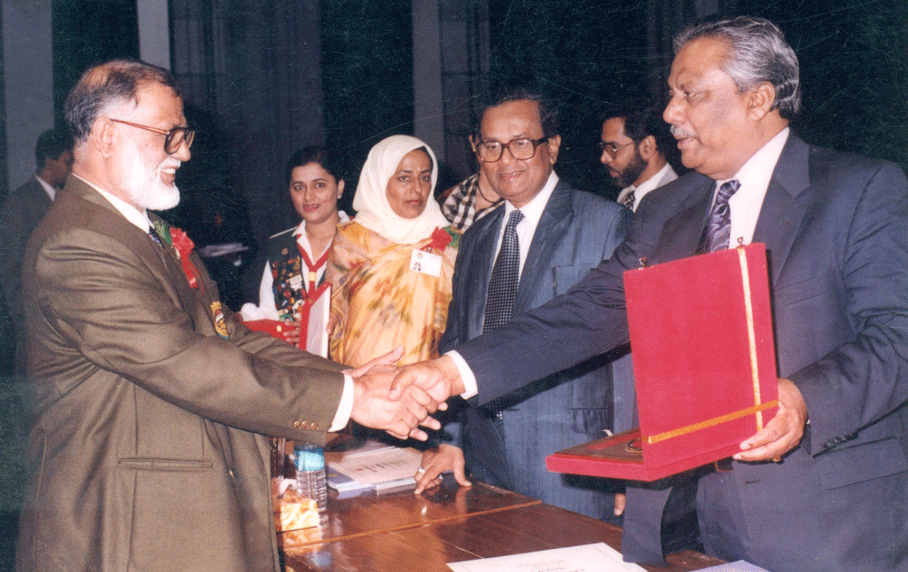 Best College 2002 Principal Prof Kazi Faruky receiving&nbsp; Award from Education Minister Dr Osman Faruk